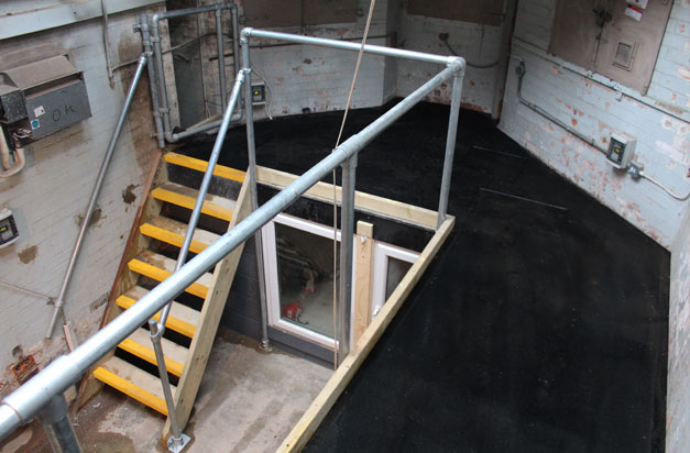 Anti-slip floor sheets for slippery wet platforms at the Zoo reptile house. Anti-slip floor sheets for slippery wet platforms at the Zoo reptile house.