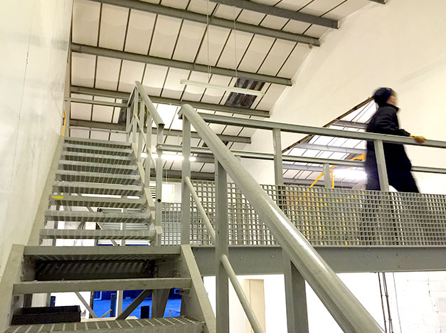 Designed to be long lasting with a high strength to weight ratio, gantry walkway installation. Designed to be long lasting with a high strength to weight ratio, gantry walkway installation.